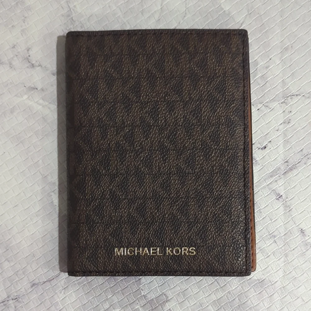 Michael Kors Jet Set Signature Passport Dark Brown Key & Card Holder Wallet EUC
